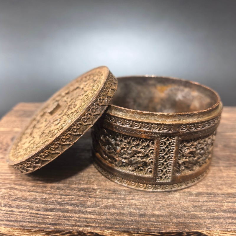 Vintage Collectible Jewelry - Chińska Retro Rzeźbiona Metalowa Szkatułka na