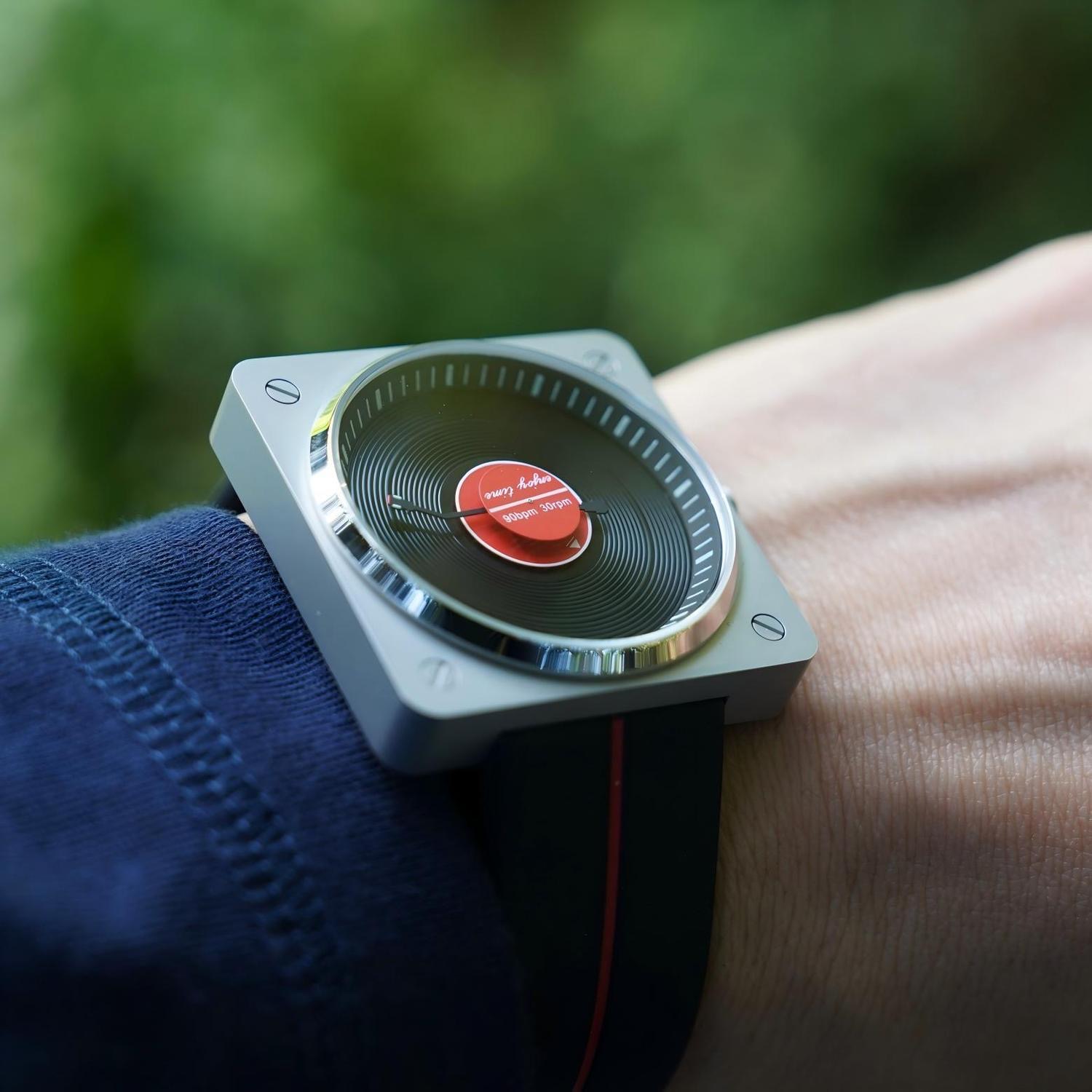Zegarek kwarcowy z motywem pły – Vintage Watch Collecting recenzja i cena