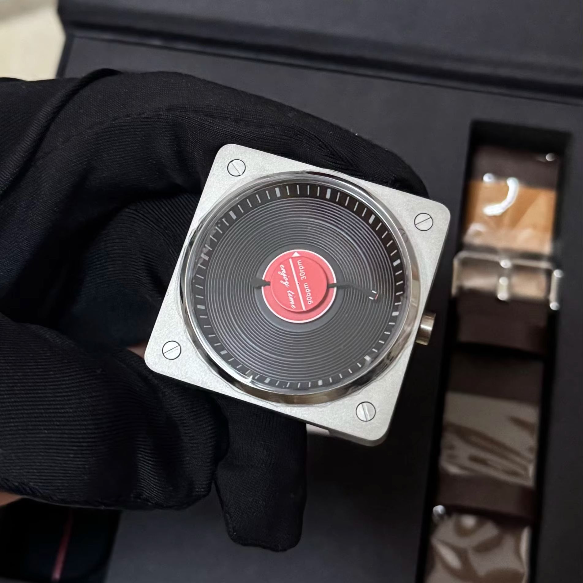 Zegarek kwarcowy z motywem pły – Vintage Watch Collecting recenzja i cena