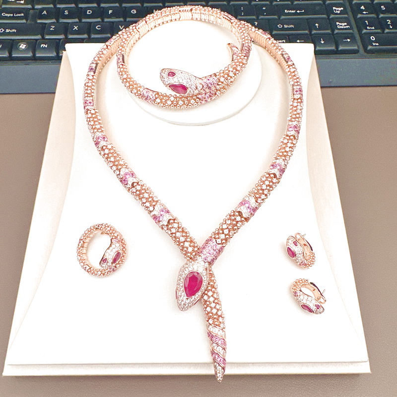 Kolekcja Projektantów Naszyjni – Vintage Collectible Jewelry recenzja i cena